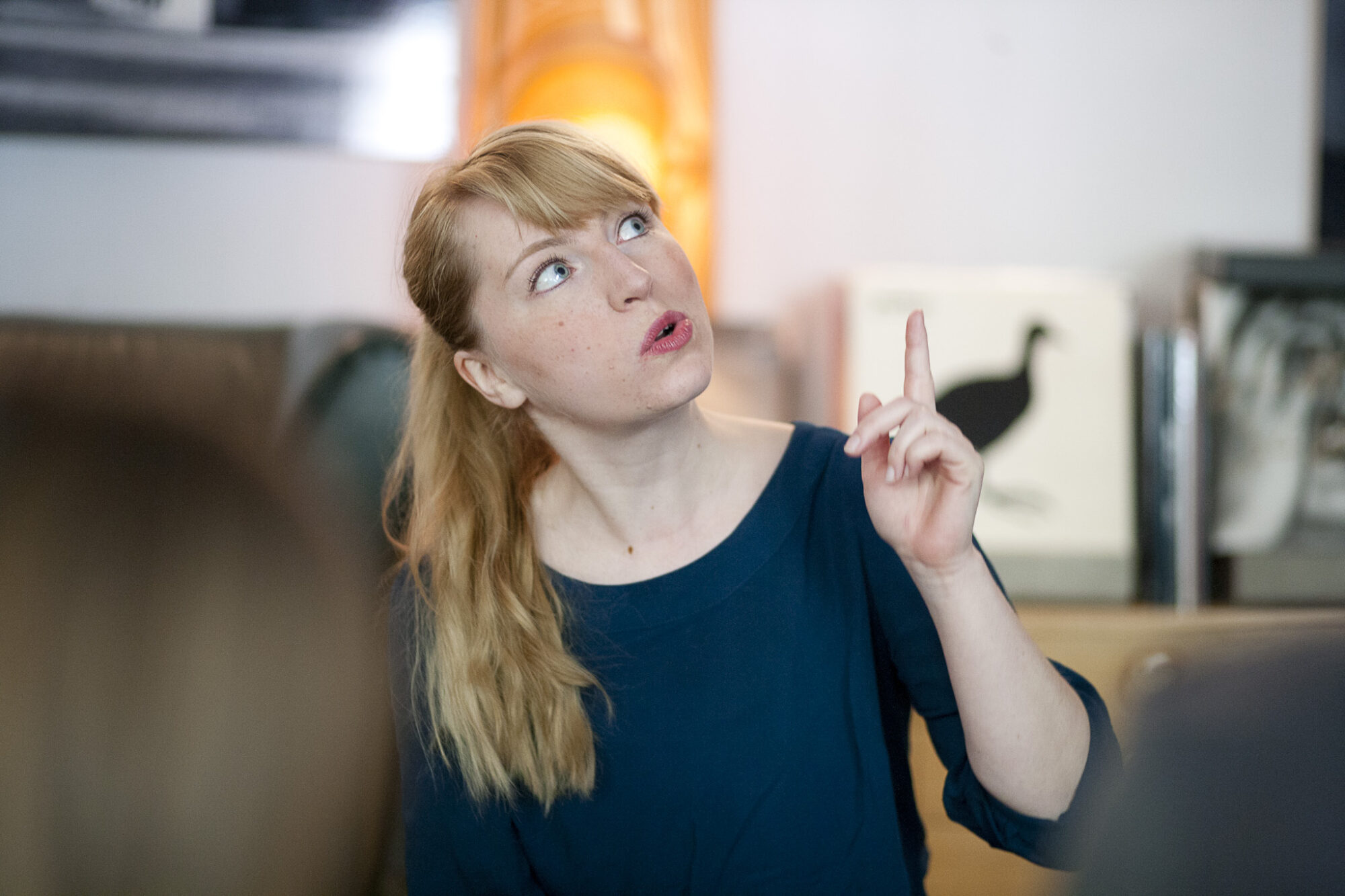 Franziska Bauer schaut und zeigt nach oben